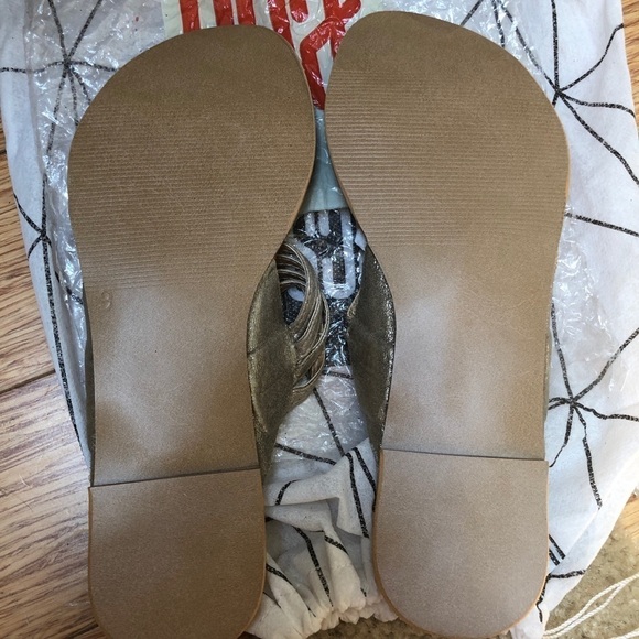 Brand New ecs  sandals 9 gold small heel - Picture 3 of 7